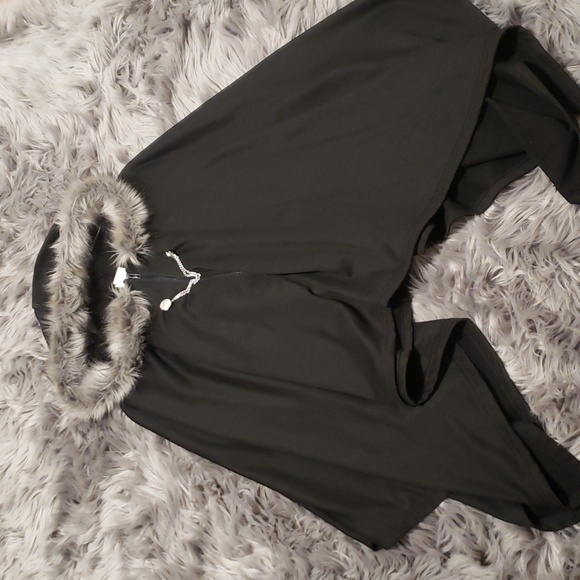 ⭐Free With Purchase⭐🧿Faux Fur Lined Hooded Cape - Picture 1 of 2